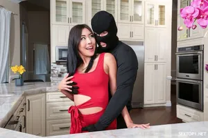 Không thể cưỡng lại con chim to bự của anh trai