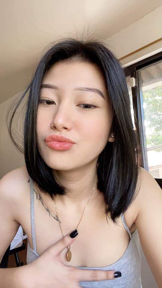 Anh chàng mới này rất giỏi trong việc quan hệ với một người phụ nữ trưởng thành hư hỏng. Anh ta cởi quần áo cô và chạm vào âm hộ cô để tán tỉnh cô. Anh ta dang chân cô ra và đụ mạnh vào âm hộ cô.